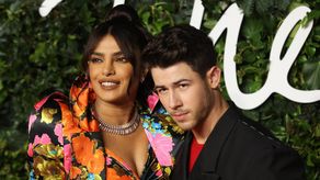 London (United Kingdom), 20/11/2021.- Indian actress Priyanka Chopra (L) and US singer Nick Jonas arrive for the Fashion Awards 2021 at the Royal Albert Hall in London, Britain, 29 November 2021. (Moda, Reino Unido, Londres) EFE/EPA/VICKIE FLORES