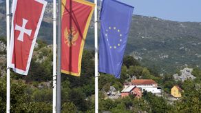 El comunicado policial dijo que los agentes enviados a la escena fueron recibidos a tiros por el agresor.