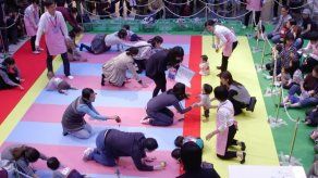Más de 600 bebés de 6 a 16 meses se disputaron en Japón carrera de gateo