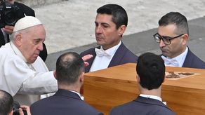 La presencia de un papa en el funeral de su predecesor es algo inédito en la historia reciente de la Iglesia. La presencia de un papa en el funeral de su predecesor es algo inédito en la historia reciente de la Iglesia.