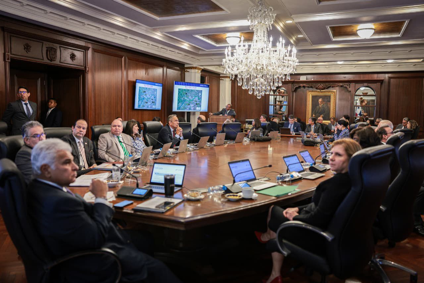 Gobierno informa avances en operación de puertos Balboa y Cristóbal tras transición.