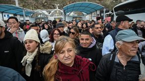 Más de 7.000 personas abandonan isla griega de Santorini debido a actividad sísmica sin precedentes.