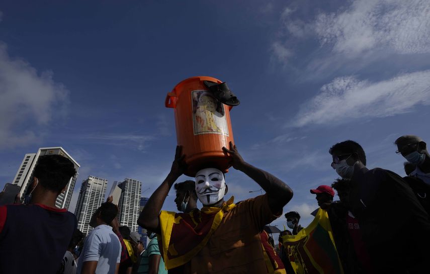 Quince miembros de la policía también fueron hospitalizados con heridas leves.