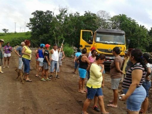 Residentes de Mastranto rechazan extracción de piedras del Río Caimito