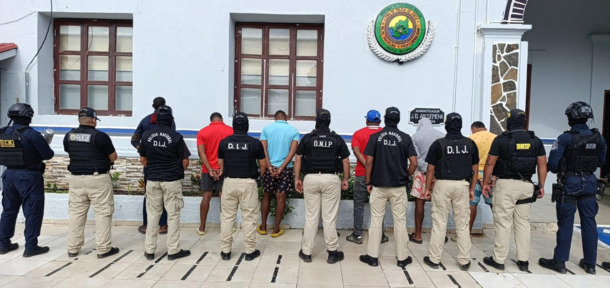 Policía Nacional captura a presuntos integrantes de una pandilla durante una operación en Río Hato.