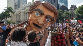 Manifestantes sostienen una cabeza gigante que representa al presidente de Brasil, Jair Bolsonaro, durante una protesta.