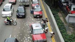 Furgón mal cerrado brinda una inesperada lluvia de millones en Hong Kong