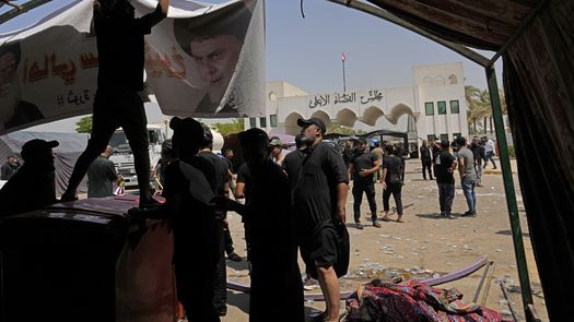 Al-Sadr obtuvo la mayoría de los escaños en los comicios de octubre, pero no logró formar un gobierno en mayoría, lo que desencadenó una de las peores crisis políticas de los últimos años en Irak.
