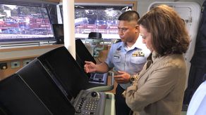 Harris no mencionó a China por su nombre pero hizo una referencia evidente al país cuando subrayó el apoyo de Washington a su aliada Filipinas ante la intimidación y la coacción en el Mar de la China Meridional.