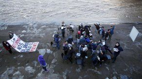 Estudiantes protestan en lecho de río y complican elección primaria en Chile