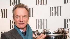 Sting se niega a llevar un audífono pese a reconocer que padece sordera