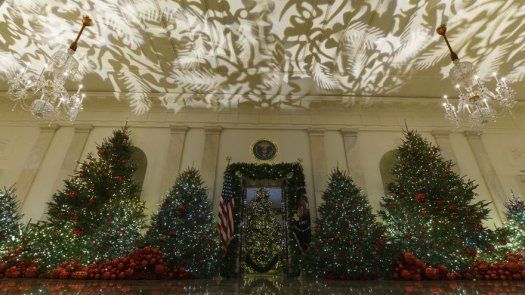 Melania Trump devela decoraciones navideñas en Casa Blanca