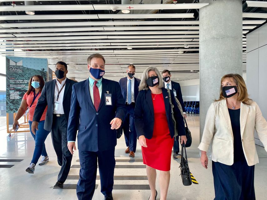 La senadora Ernst y la comitiva del Congreso fueron recibidas en el aeropuerto por Stewart Tuttle