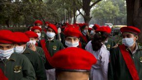 Cientos de estudiantes piden aire limpio en Nueva Delhi