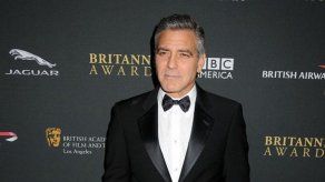 George Clooney encuentra divertido que piensen que es gay
