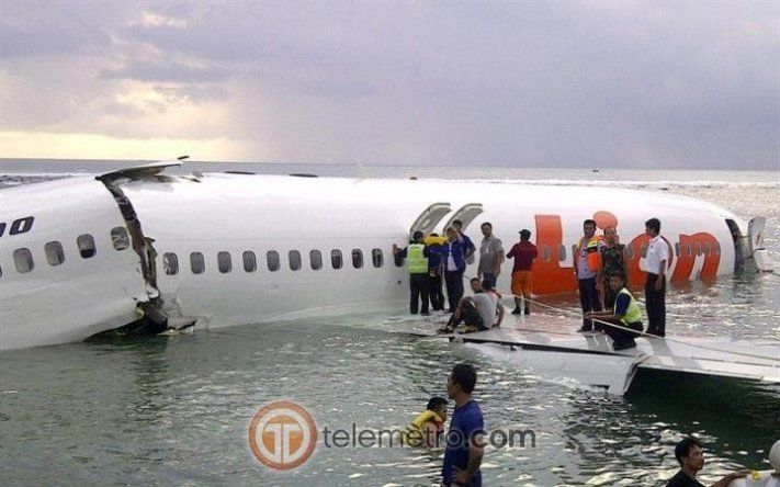 Avión cae al mar en Bali