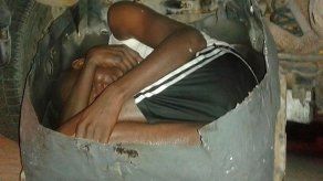 Tres jóvenes africanos intentan entrar a España en los bajos de un coche