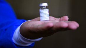 La formación de coágulos sanguíneos con el inyectable desarrollado por el laboratorio anglosueco y la universidad de Oxford solo se produce en casos muy raros y principalmente en jóvenes, por lo que a partir de 41 años las ventajas son superiores a los riesgos, recuerdan.