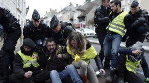 Protestan cientos de chalecos amarillos en Francia
