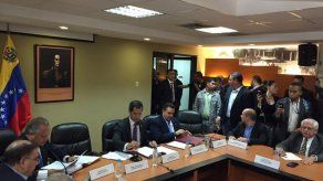 Oposición venezolana espera respuesta de Maduro a propuesta hecha en Barbados