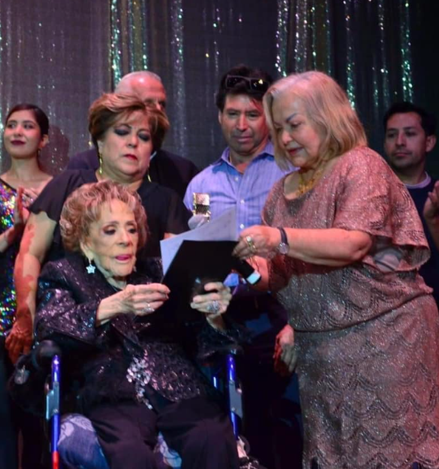 Silvia Pinal recibe Micrófono de oro, por parte de la Asociación Nacional de Locutores de México, A.C. Silvia Pinal recibe Micrófono de oro, por parte de la Asociación Nacional de Locutores de México, A.C.