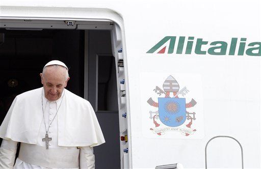 El Papa dice que no juzgará a sacerdotes gays