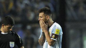 Argentina y Messi cada vez más lejos del Mundial al empatar con Perú 0-0