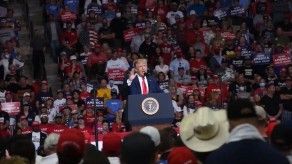 Trump ataca el extremismo demócrata en su primer mitin en meses por el COVID-19