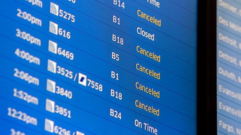 Aerolíneas en EEUU cancelan más de 5 mil 500 vuelos por nieve