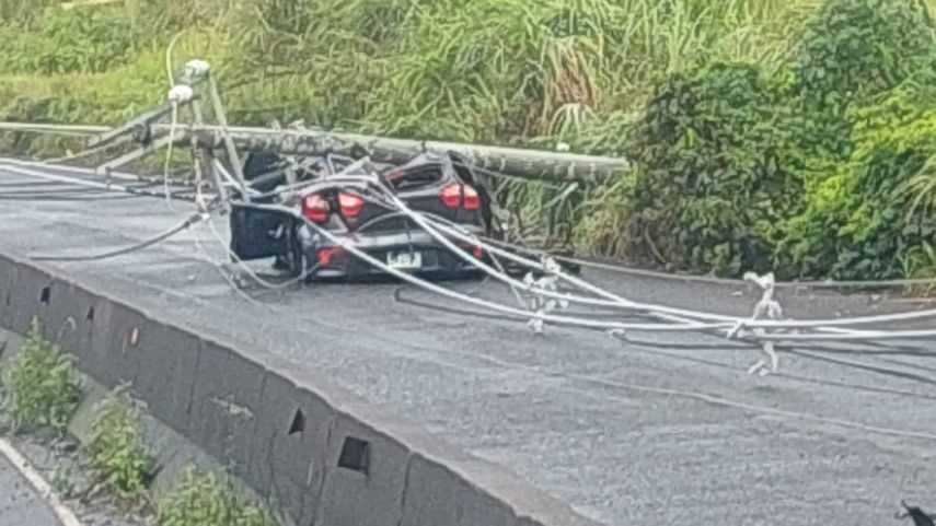 Cierran los cuatro carriles de la Panamericana tras caída de un poste eléctrico.