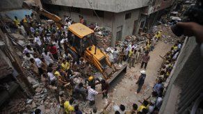 Dos edificios se derrumban en India; 12 muertos