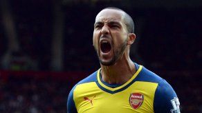 Santi Cazorla y Theo Walcott renuevan su contrato con el Arsenal