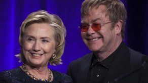 Elton John rinde homenaje a Hillary Clinton