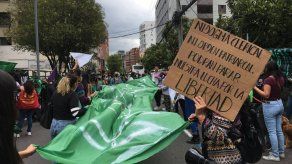 Activistas de grupos feministas de Ecuador se manifiestan a favor del aborto en Quito.