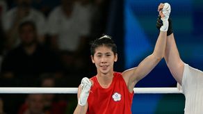 Juegos Olímpicos 2024: Boxeadora taiwanesa envuelta en polémica de género avanza a la final de 57 kg.