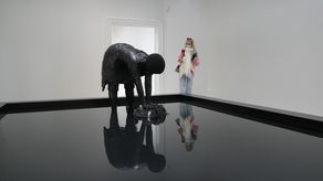 La estadounidense Leigh es una de las mujeres que recibe un reconocimiento tardío en esta Bienal. Es la artista principal del pabellón estadounidense y le da el tono a la exhibición central con la figura gigantesca de una mujer negra.