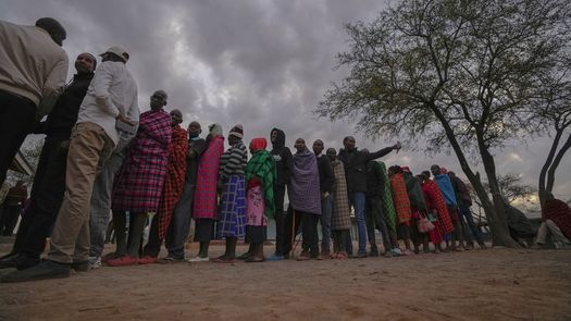Cientos de votantes hacían fila horas antes de la apertura de urnas en algunos lugares.