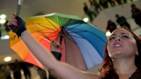 Peruanos apoyan derechos de parejas gays pero se oponen a su unión civil