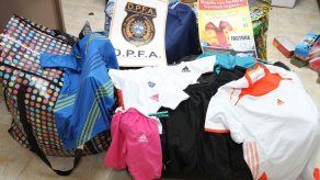 Bultos de ropa y cigarrillos decomisa Aduanas