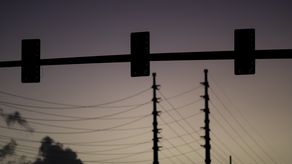 Las cuadrillas han restaurado la electricidad para unos 650,000 de casi 1.5 millones de habitantes.