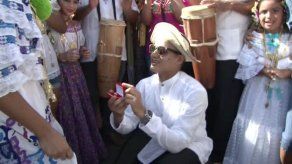 Joven le propone matrimonio a su novia en medio de desfile de carretas en La Chorrera