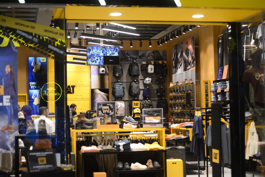 Abren la primera tienda CAT en Albrook Mall.