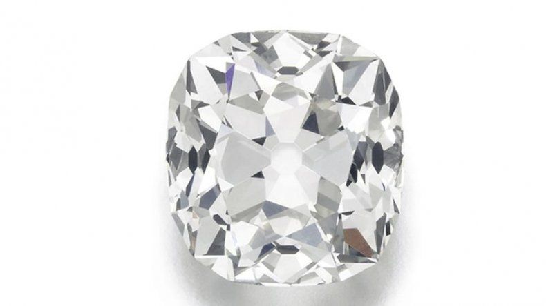 Subastan anillo de diamante comprado en mercado de pulgas