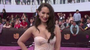 Las transparencias se imponen en la alfombra rosa de los Premios Lo Nuestro