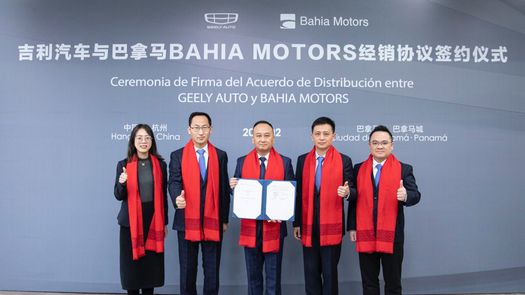 Ceremonia de firma del acuerdo entre Geely Auto y Bahía Motors.