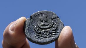 La moneda muestra la imagen del signo del zodíaco Cáncer y una representación de la diosa Luna.