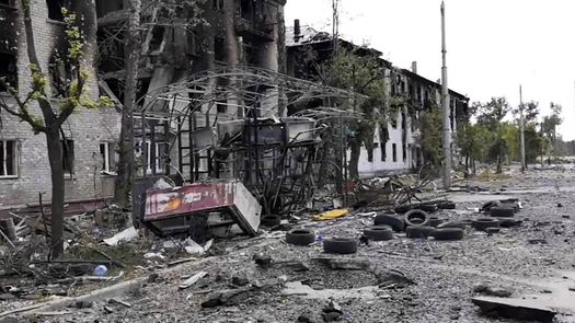 Los servicios de emergencia ucranianos afirman que seis civiles están heridos (cuatro de ellos hospitalizados) en Járkov, la segunda ciudad más grande de Ucrania, después de que cayera un cohete en un edificio residencial.