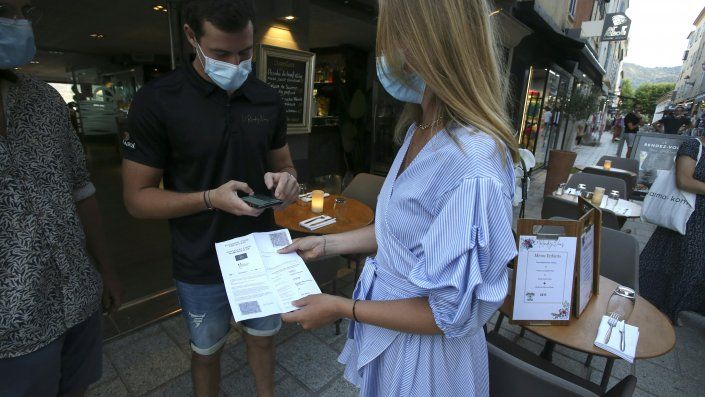 El Gobierno de Francia, por su parte, apuesta por acelerar el llamado certificado sanitario, que sería obligatorio para acceder a la mayor parte de los lugares públicos. El Gobierno de Francia, por su parte, apuesta por acelerar el llamado certificado sanitario, que sería obligatorio para acceder a la mayor parte de los lugares públicos.