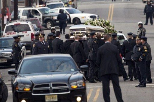 Llevan restos de Whitney Houston a cementerio de Westfield