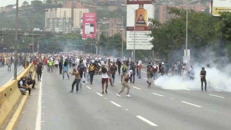 Estalla la violencia en marcha de miles de opositores en Venezuela
